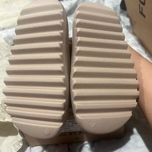 Yeezy slides re sale pures